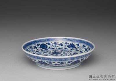 图片[2]-Dish with Indian lotus scrolls in underglaze blue, Qing dynasty, Qianlong reign (1736-1795)-China Archive
